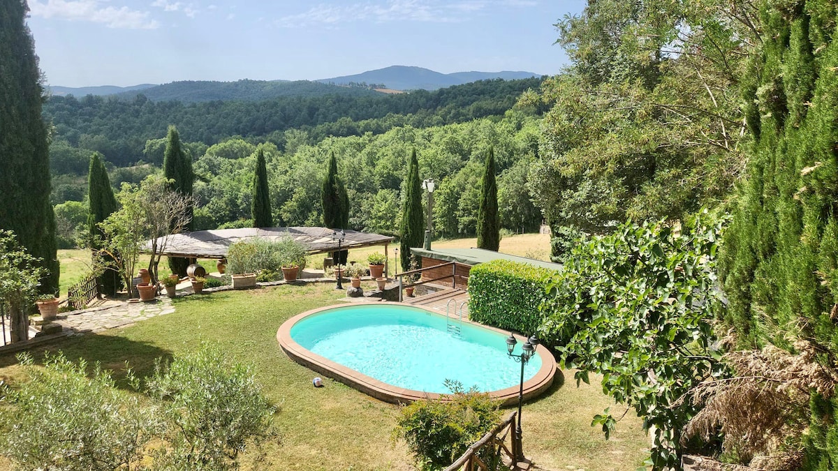 Luxury 1-bedroom house with pool in Tuscany.