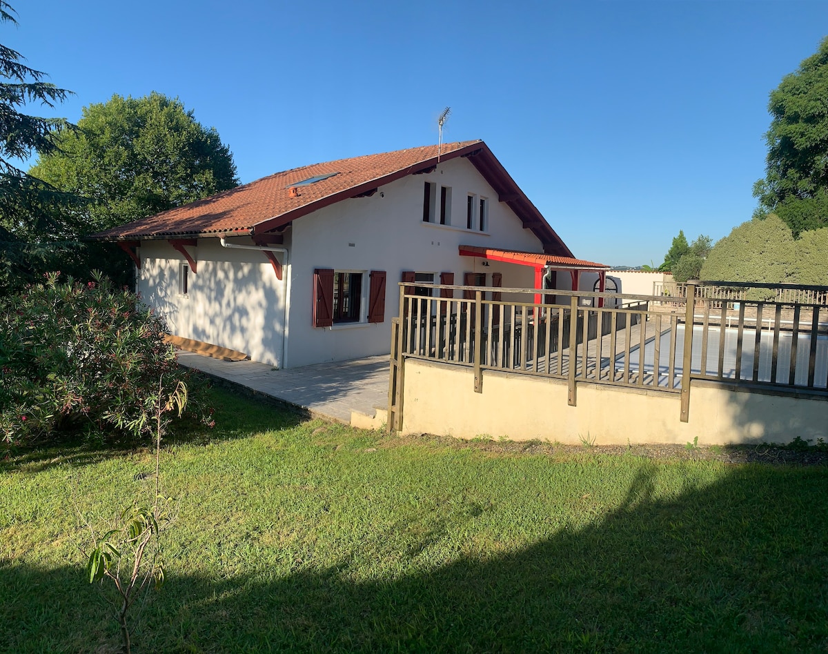 Magnifique villa Basque avec piscine à la campagne