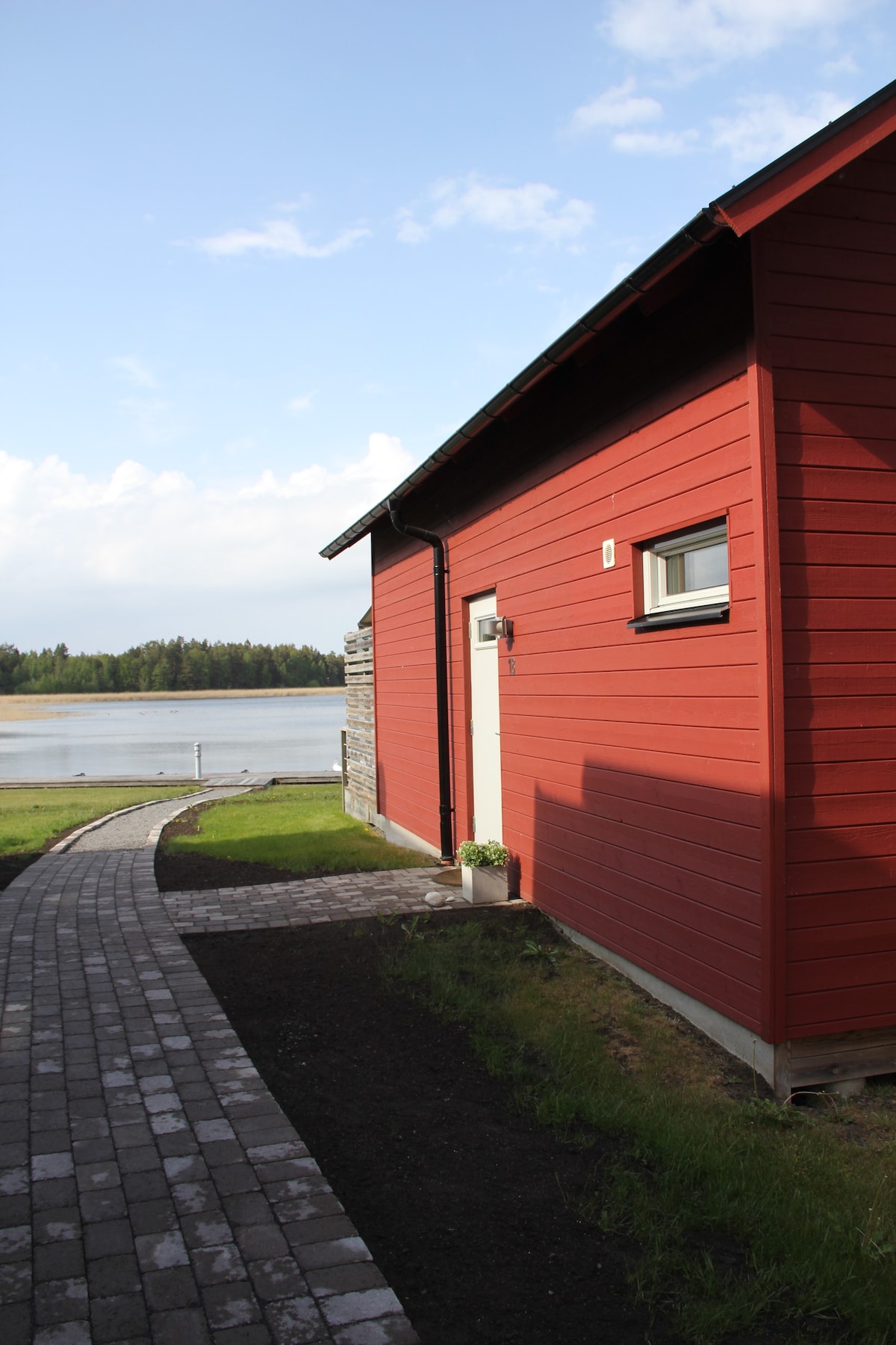 Modern sjöstuga vid Vänern i Spikens fiskeläge.