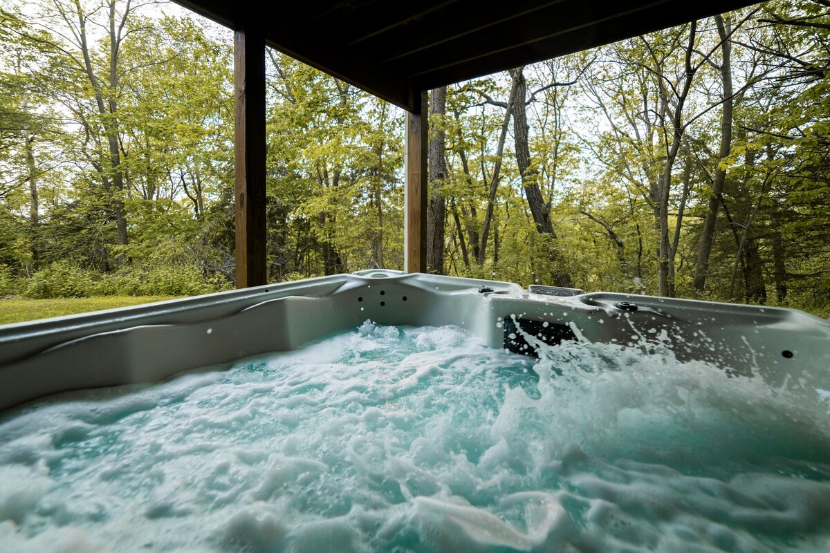 Relaxing Retreat with Hot Tub