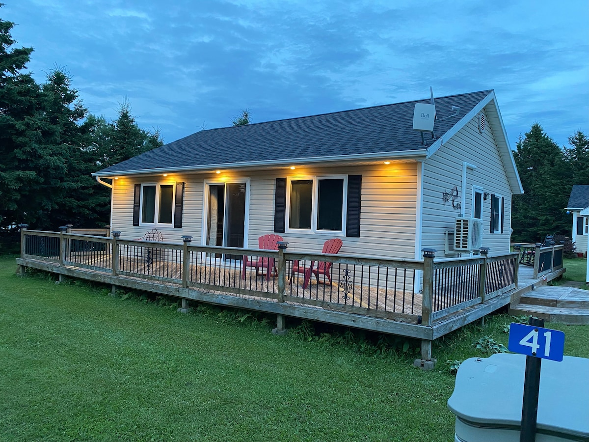 迷人的小屋，配备房客小木屋和房车