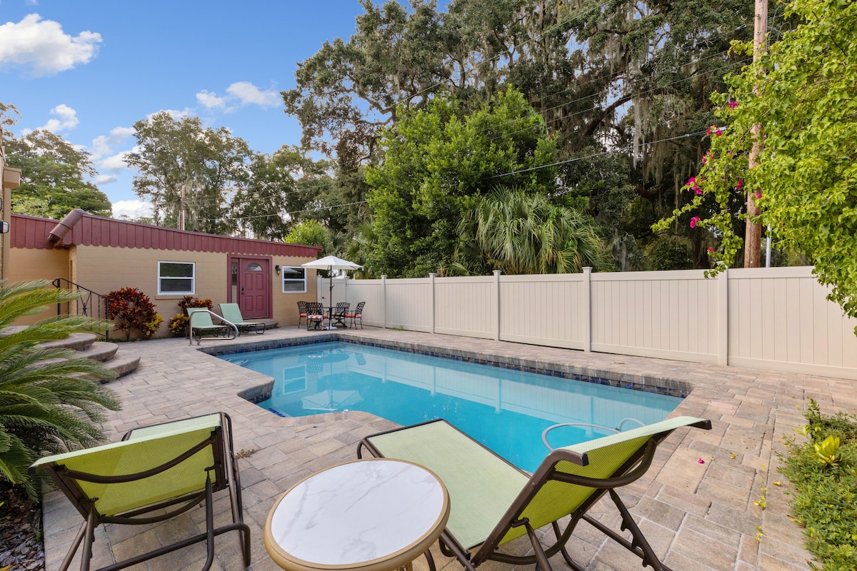 2/1 Pool & Pet Friendly Spanish Cottage