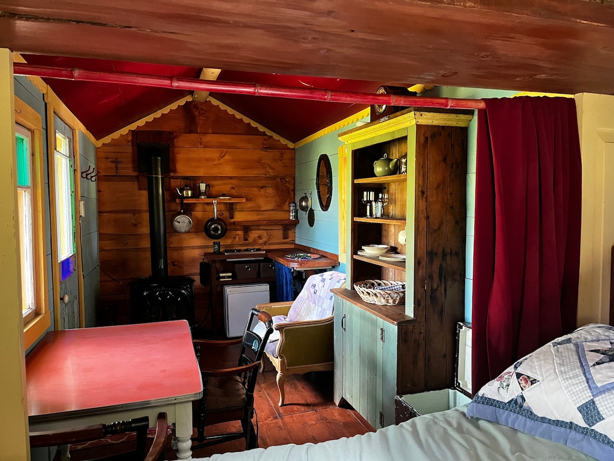Refuge style mini-maison, 6km sentiers, foyer, BBQ