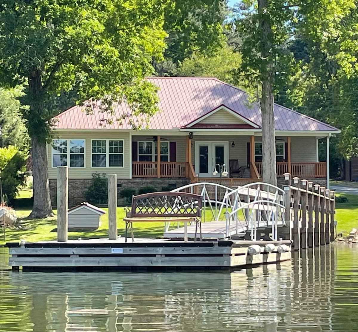 Red’s Retreat for lake fun, fishing & relaxation
