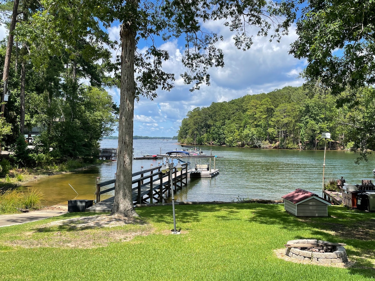 Red’s Retreat for lake fun, fishing & relaxation