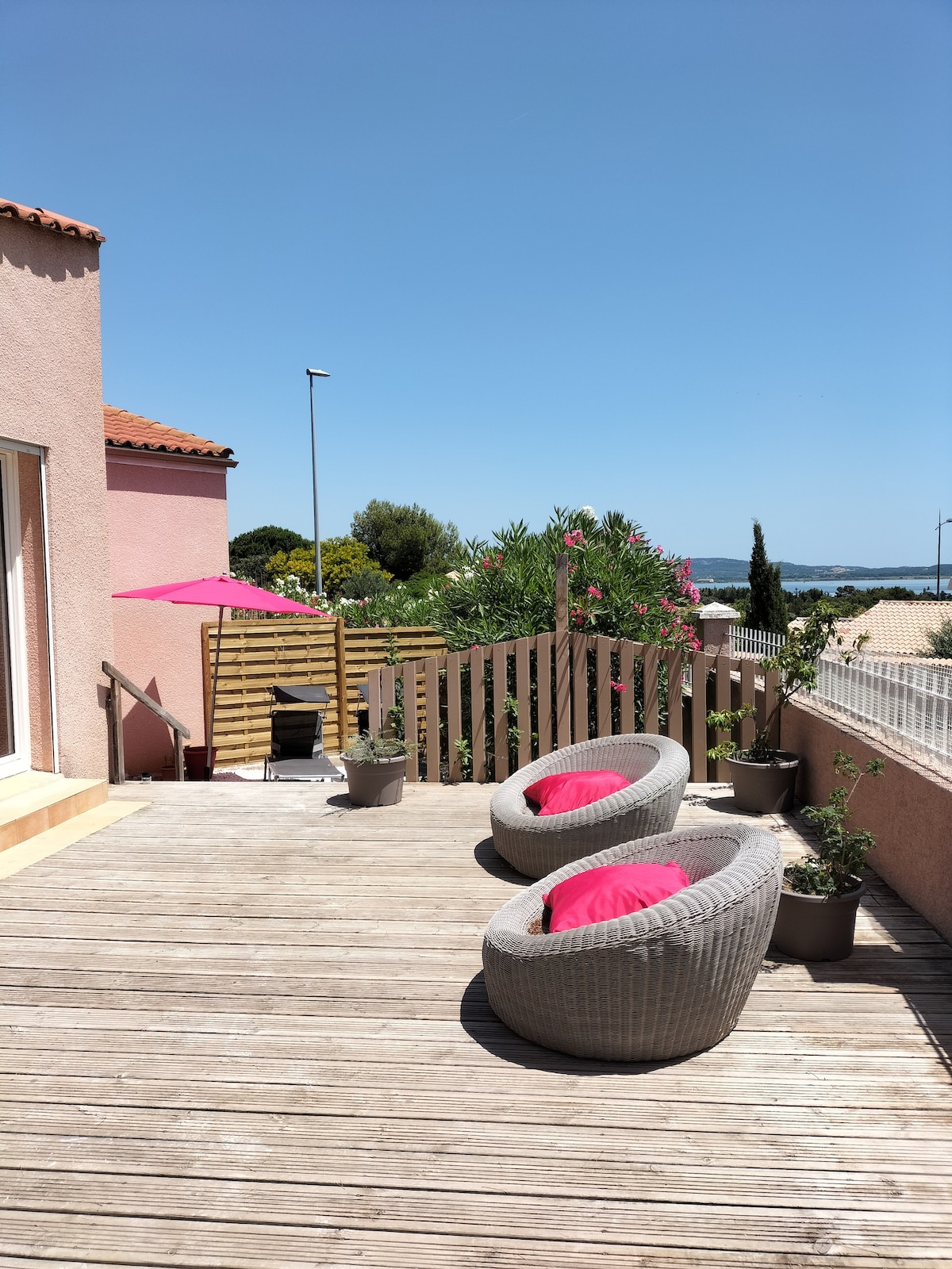 Magnifique vue de la terrasse sur le bras de mer