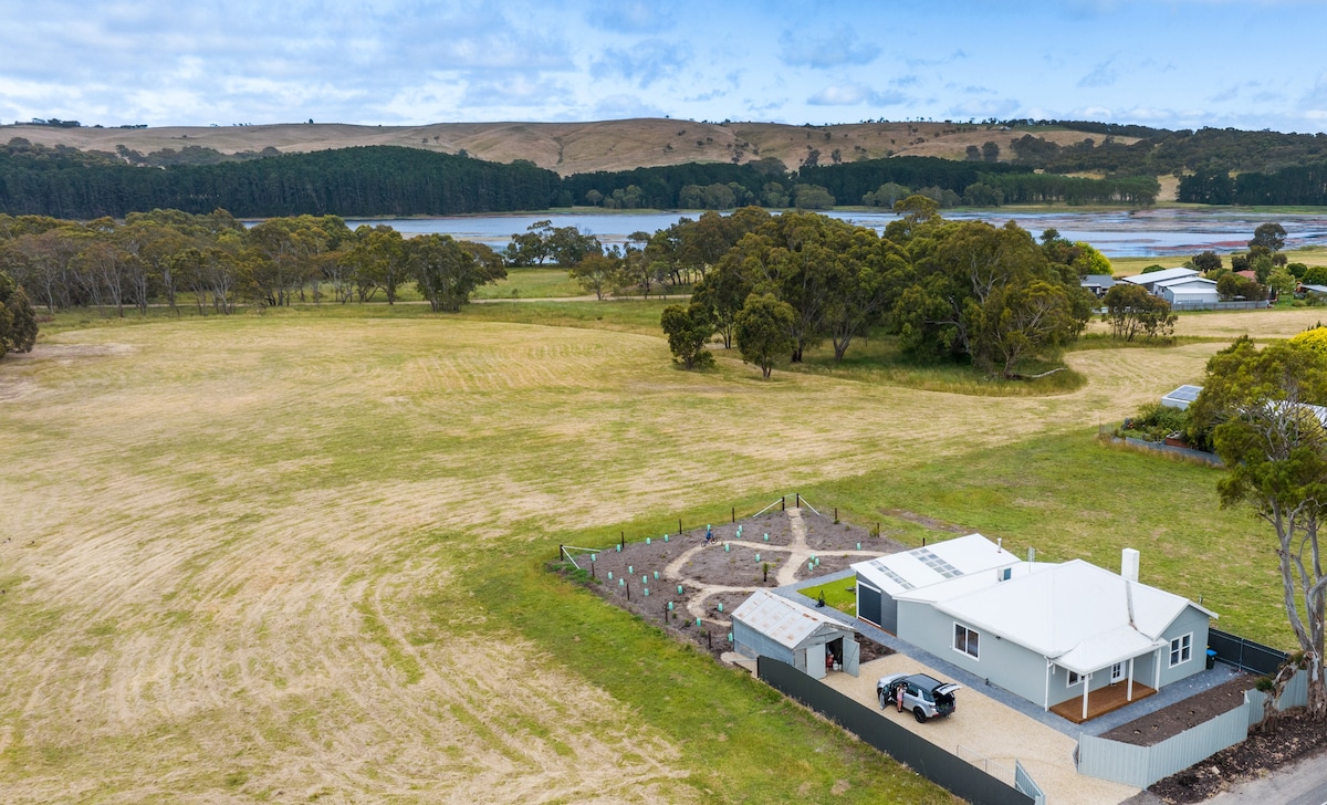 Kangaroo Corner - cottage with reservoir views