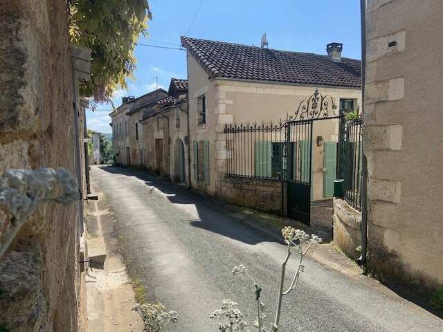 布兰托姆（ Brantôme ）附近带泳池和景观的度假屋