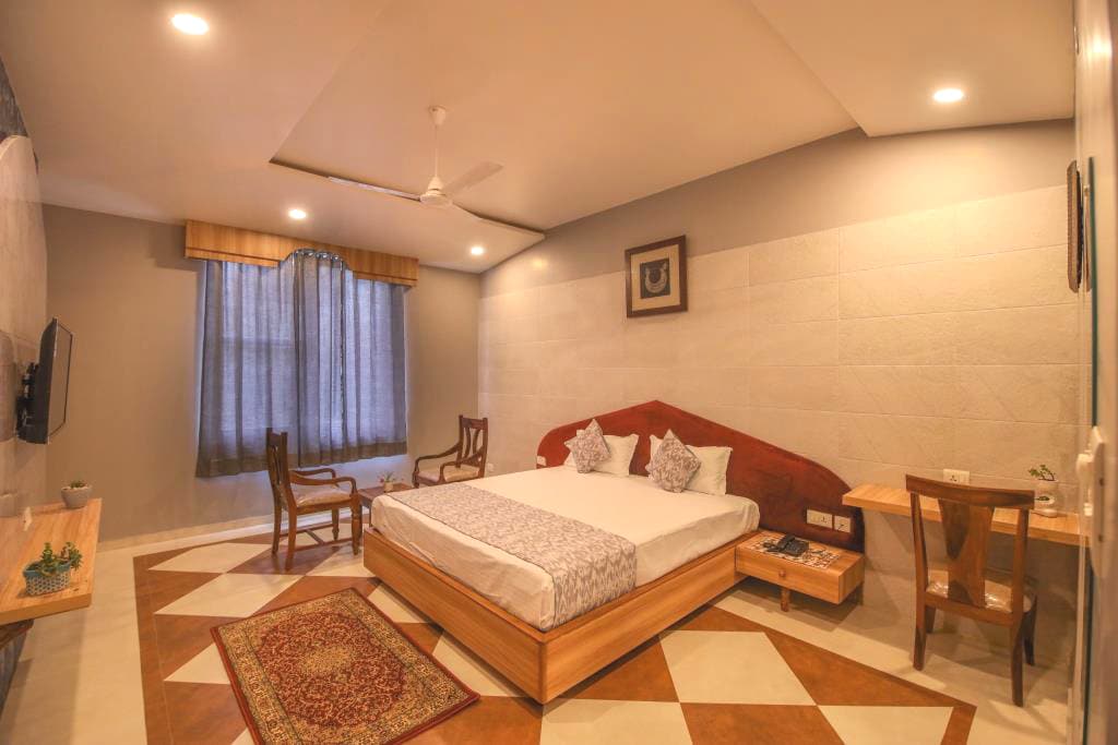 Spacious Double Bed Room w/private deck & washroom