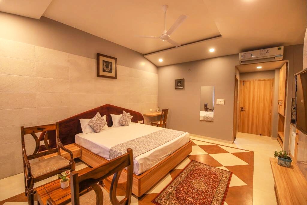 Spacious Double Bed Room w/private deck & washroom