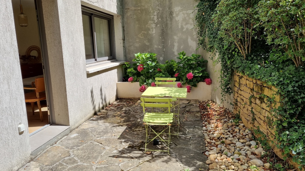 Studio indépendant dans un écrin de verdure