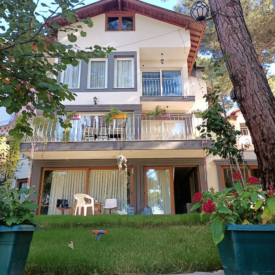 Çam ormanın içersinde sakin  denize yakın villa