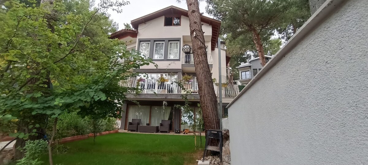 Çam ormanın içersinde sakin  denize yakın villa