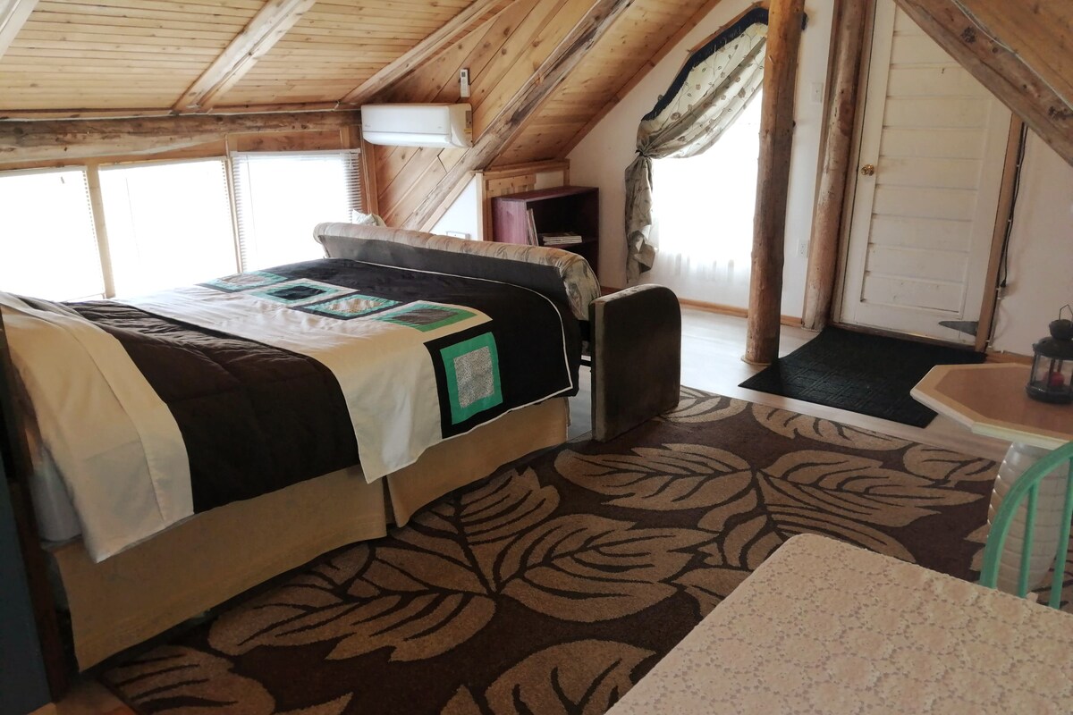 Cozy second floor suite in west Creston Cabin