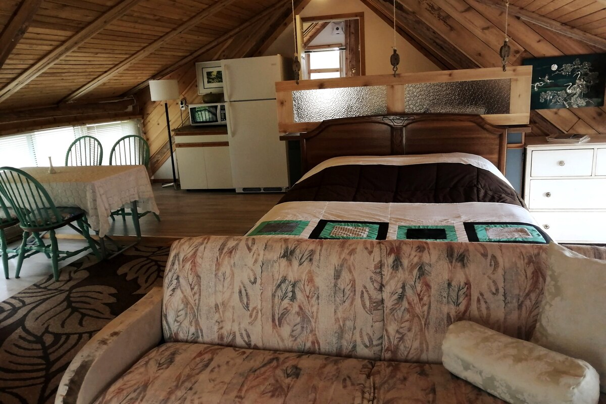 Cozy second floor suite in west Creston Cabin