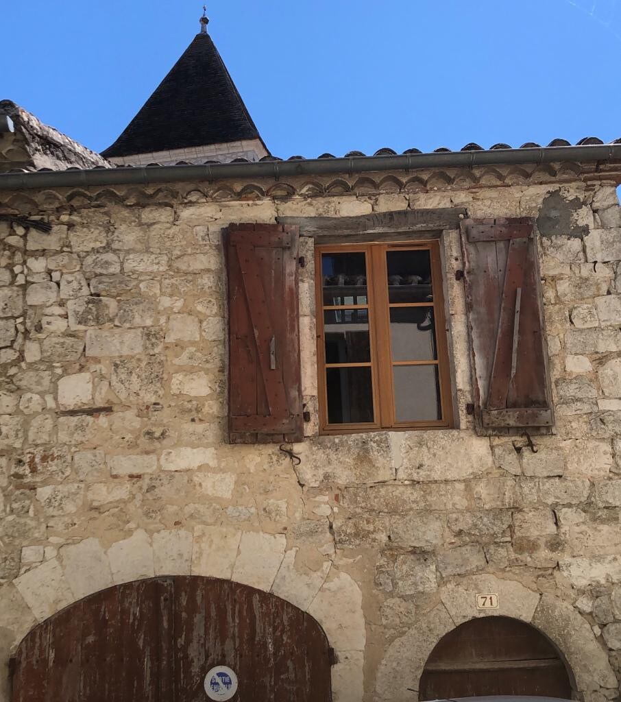 Petite maison chic et rustique en plein village.