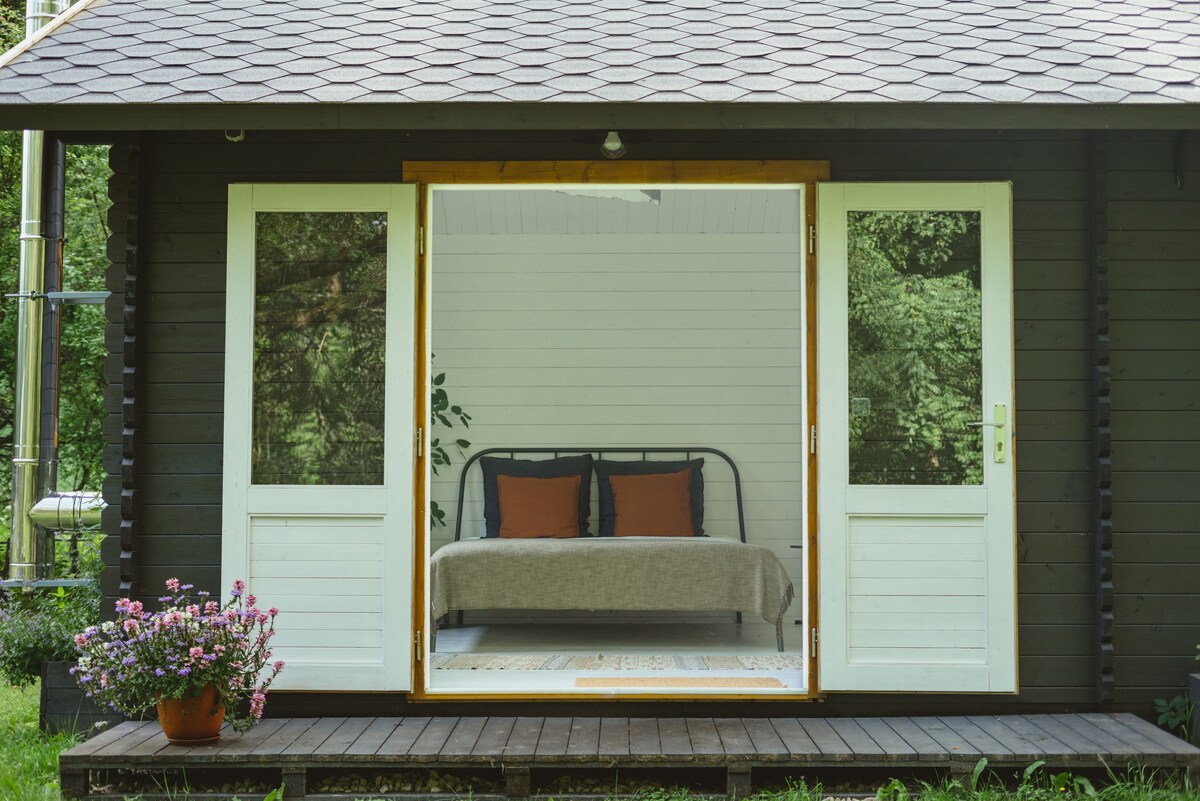 Ligatne有舒适温室的室外小木屋