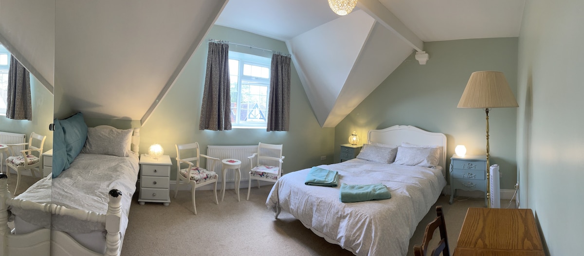 Solihull/Birmingham/NEC-Attic in Friendly homestay