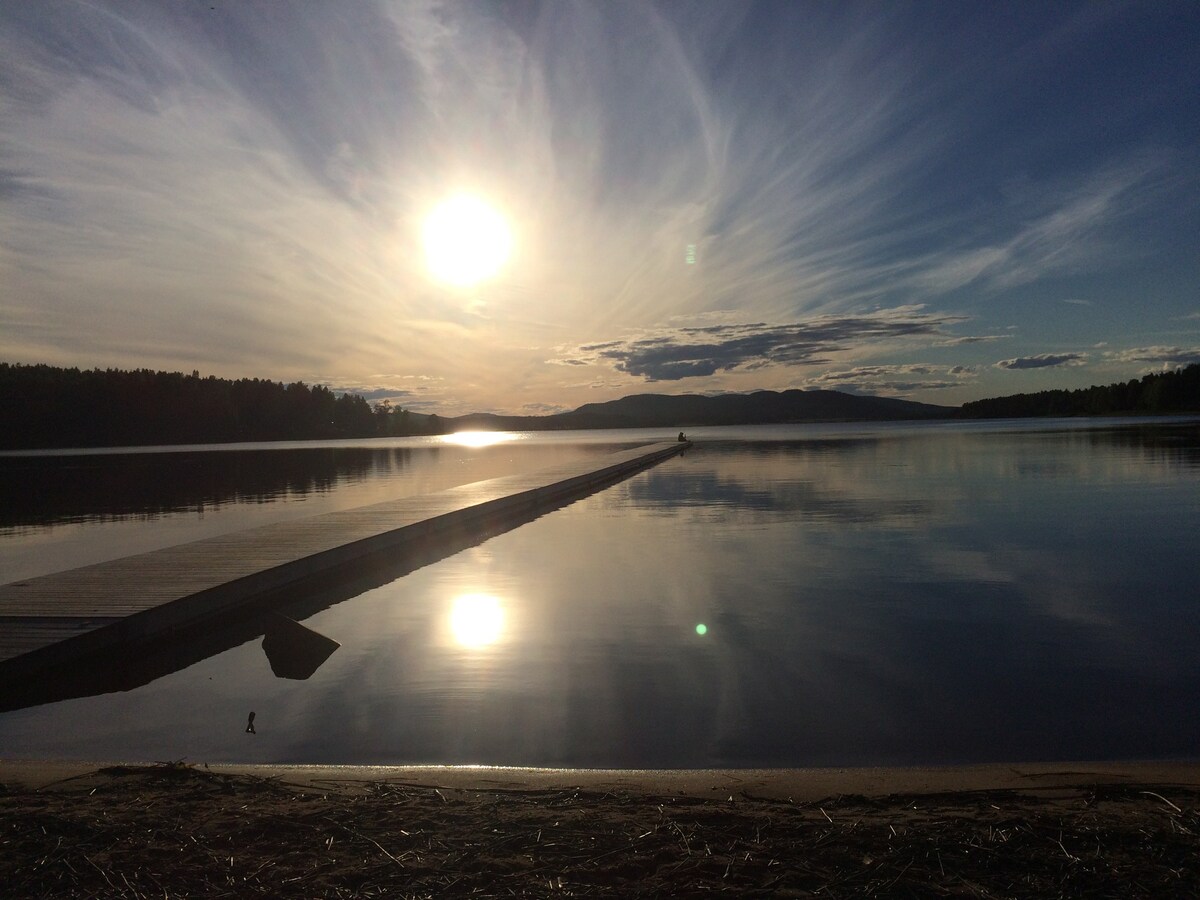 Stuga vid vattnet. Nära badplatser, MTB-leder mm.