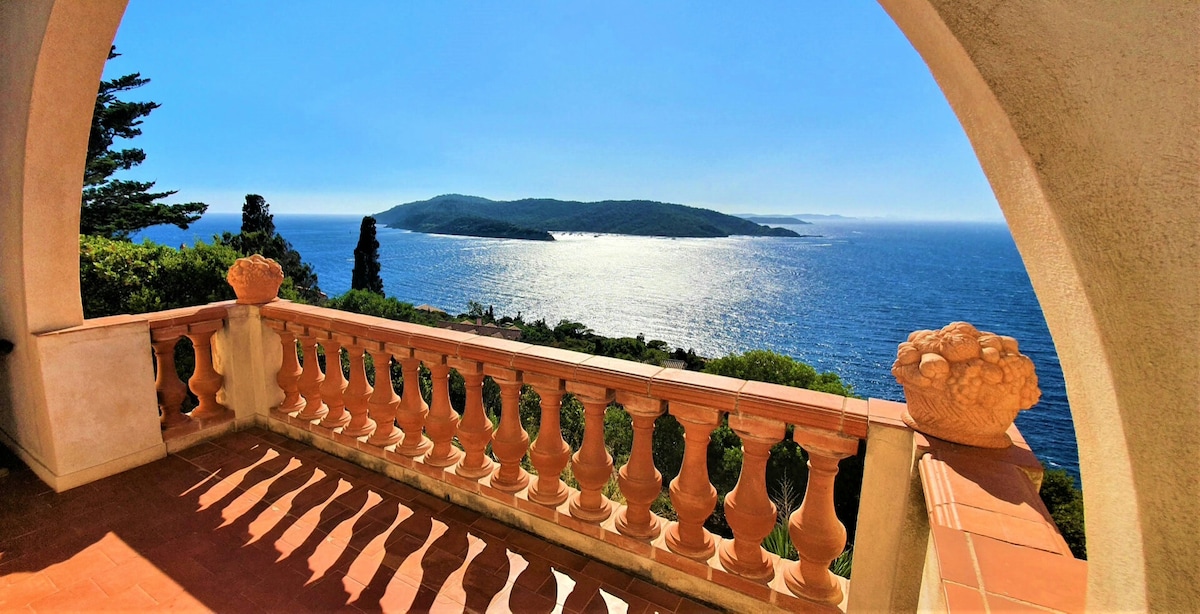 Ile du Levant. Maison de charme dominant la mer.