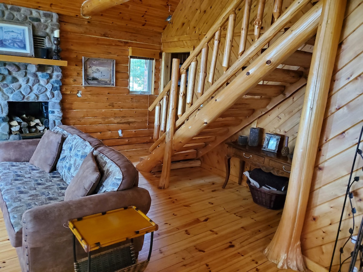 Spacious ,well stock 6 bedroom,31/2 bathroom cabin