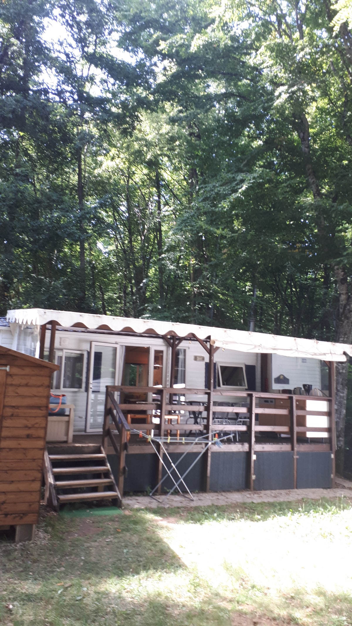 Mobil-home dans camping 3* sous les arbres