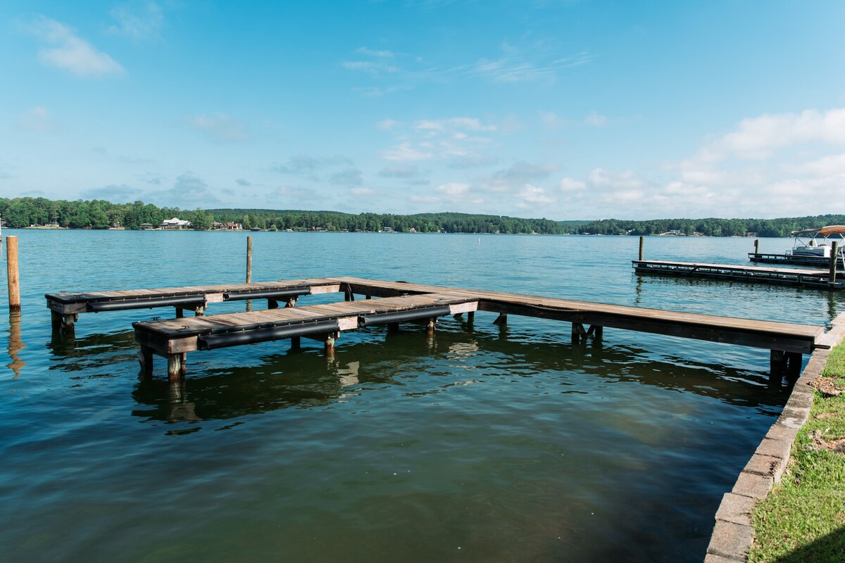 马丁湖（ Lake Martin ）上令人惊叹的树屋黄金地段！ ！