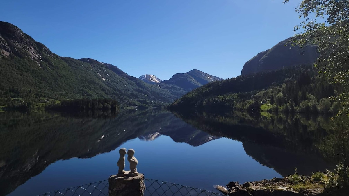 Triveleg hytte på Holsen