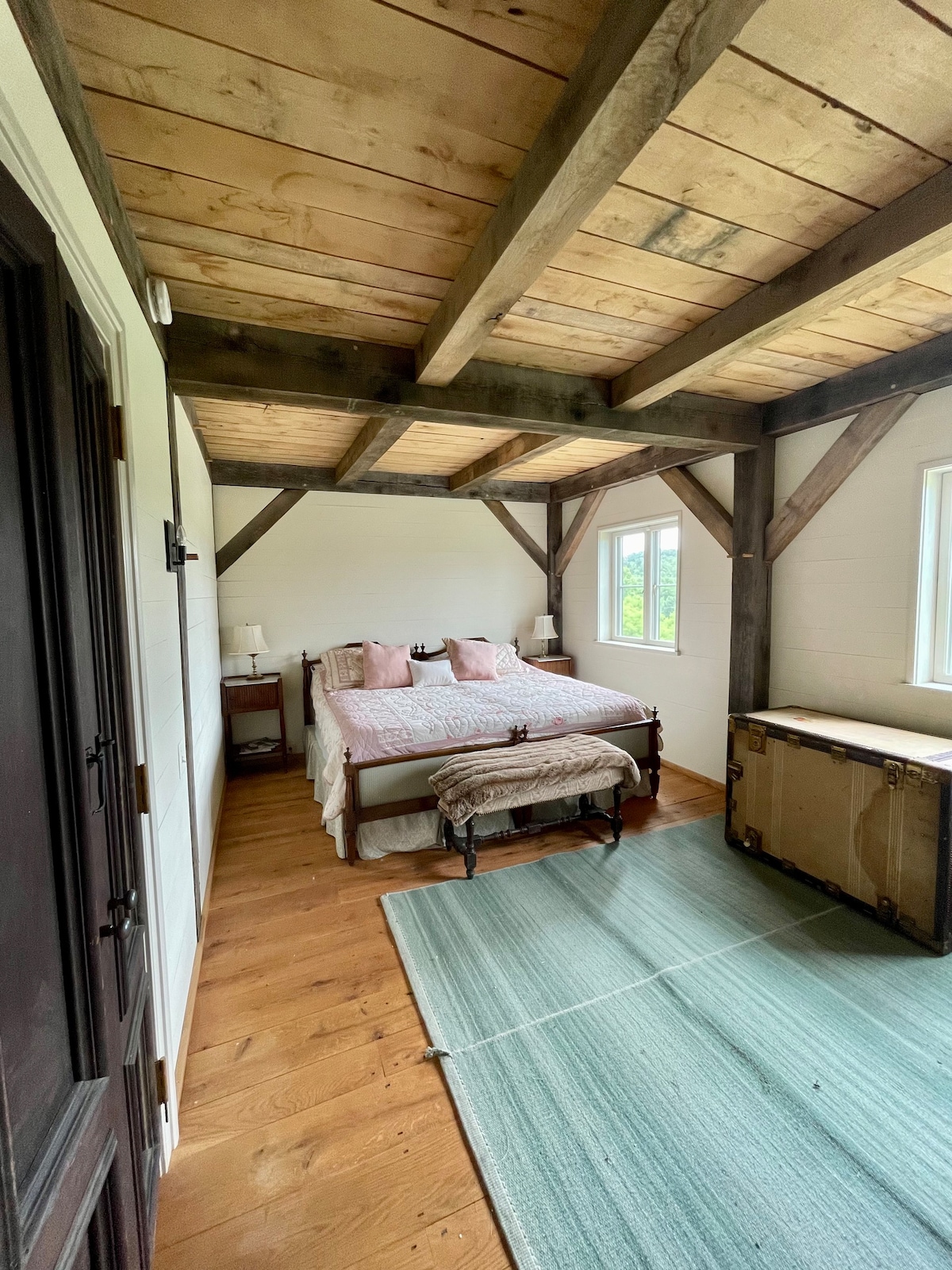 Stunning 2-bedroom Barn with indoor fireplace