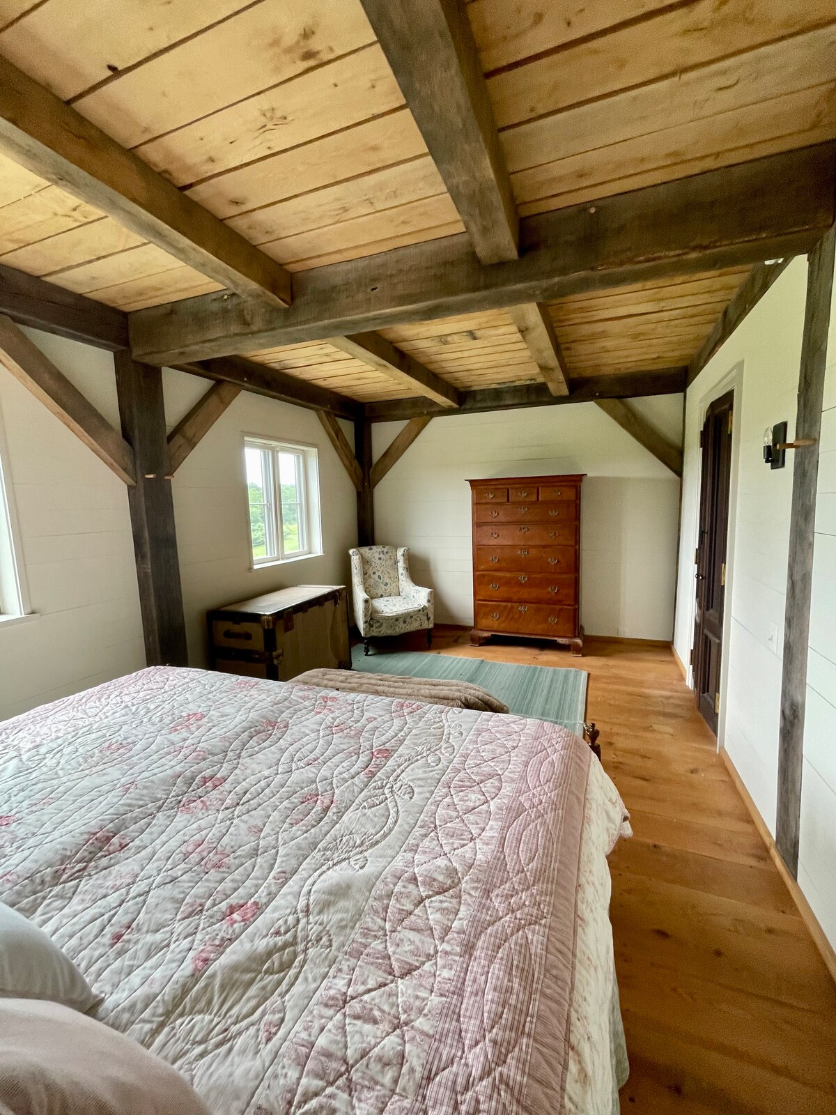 Stunning 2-bedroom Barn with indoor fireplace