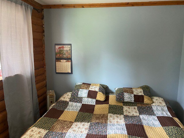 位于阿拉斯加高速公路（ Alaska Hwy ）舒适原木屋的独立房间。