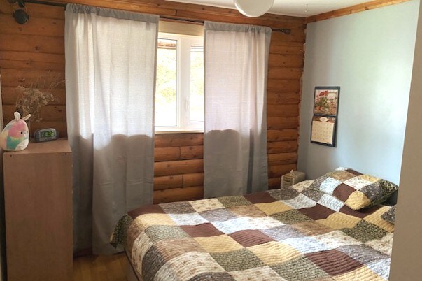 位于阿拉斯加高速公路（ Alaska Hwy ）舒适原木屋的独立房间。