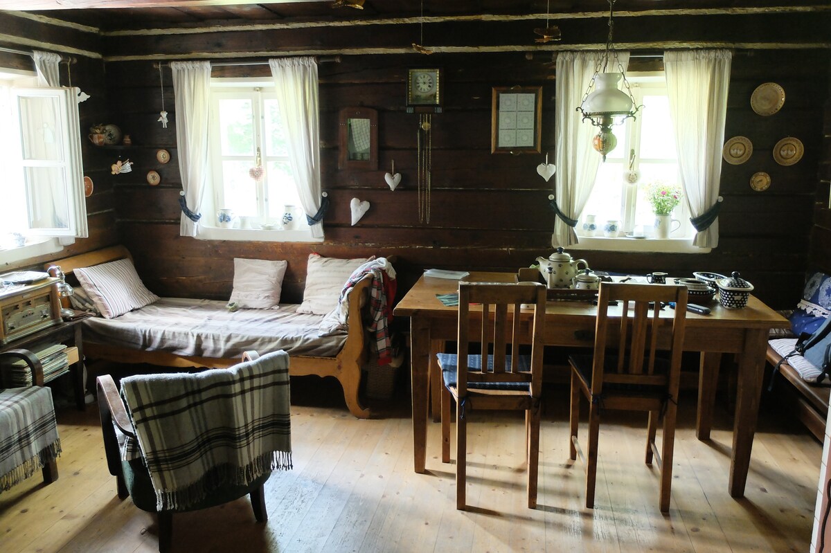 Chřibská的传统雕塑小屋