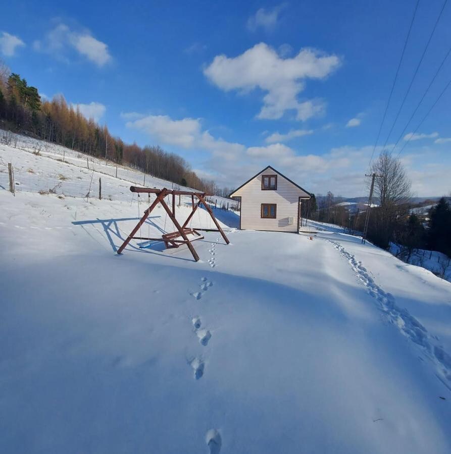 阳光明媚山脉乡村小屋