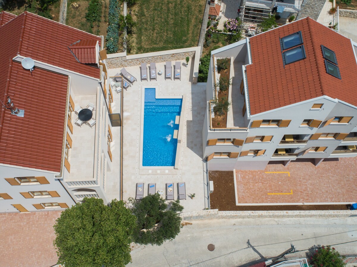 CASA LAUREA 4 * -一张床公寓、阳台、泳池景观