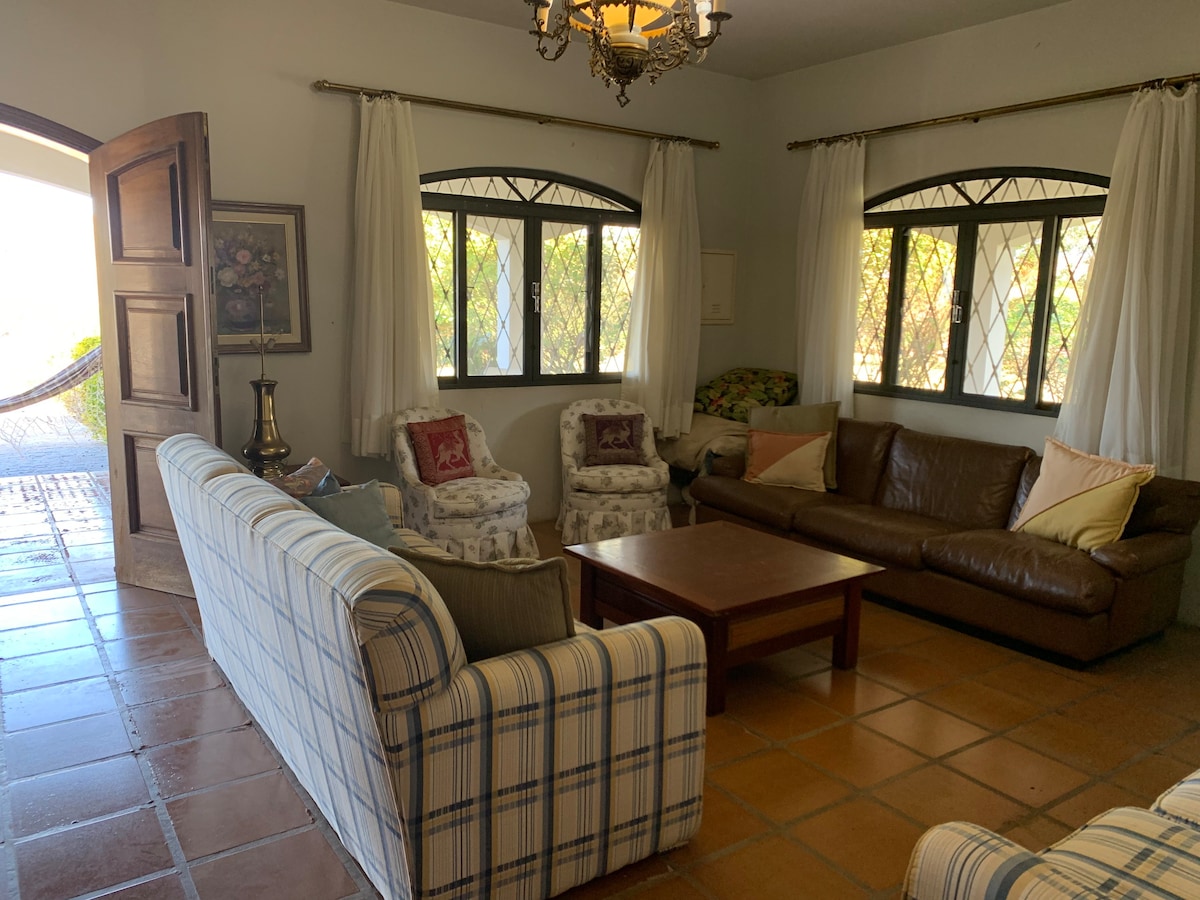 Casa de fazenda com  lareira e vista para o lago