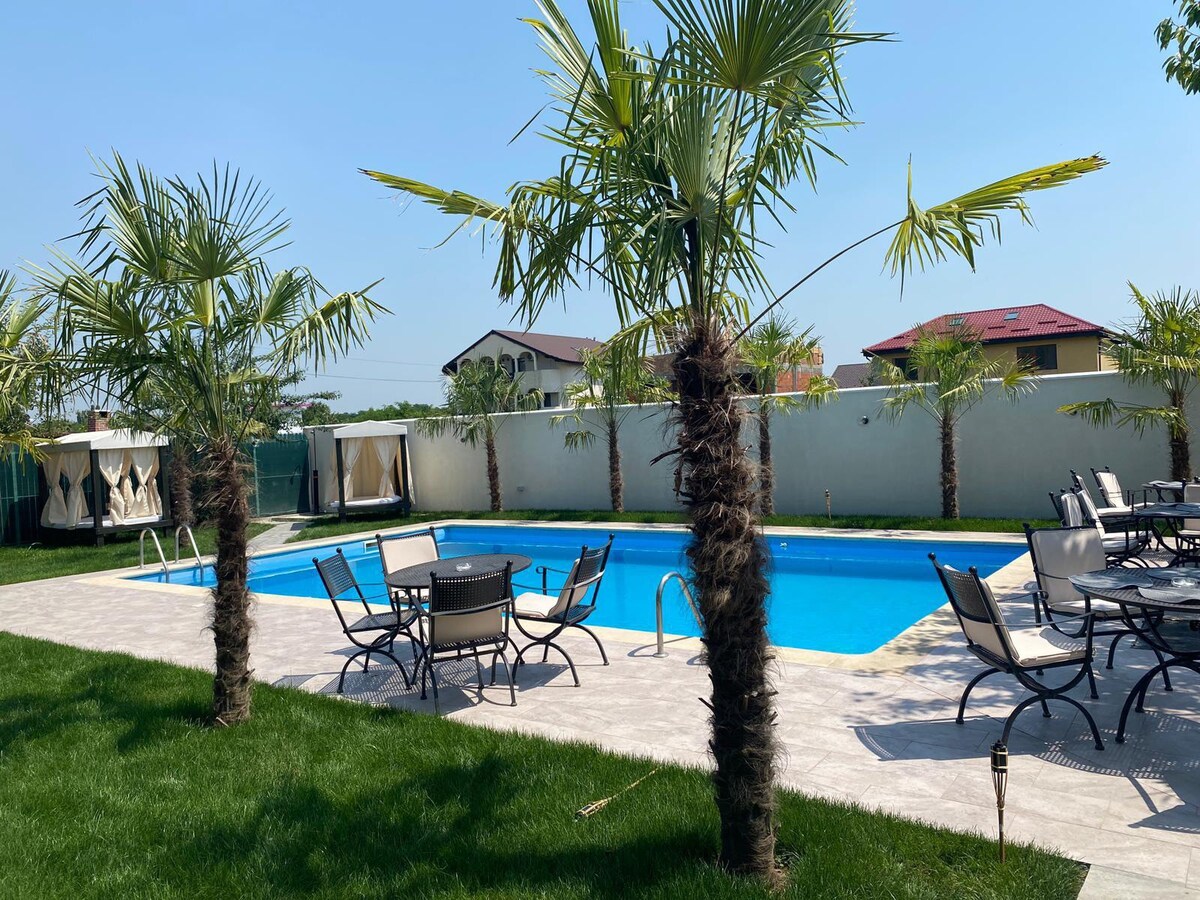 Villa with pool 7 roomes next to airport OTOPENI