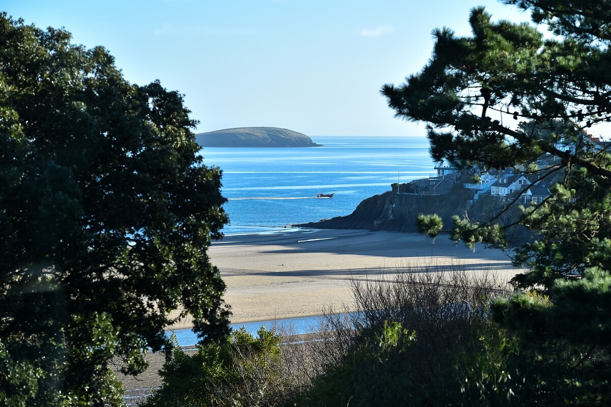 Few mins walk from beach, sea views, hot tub!