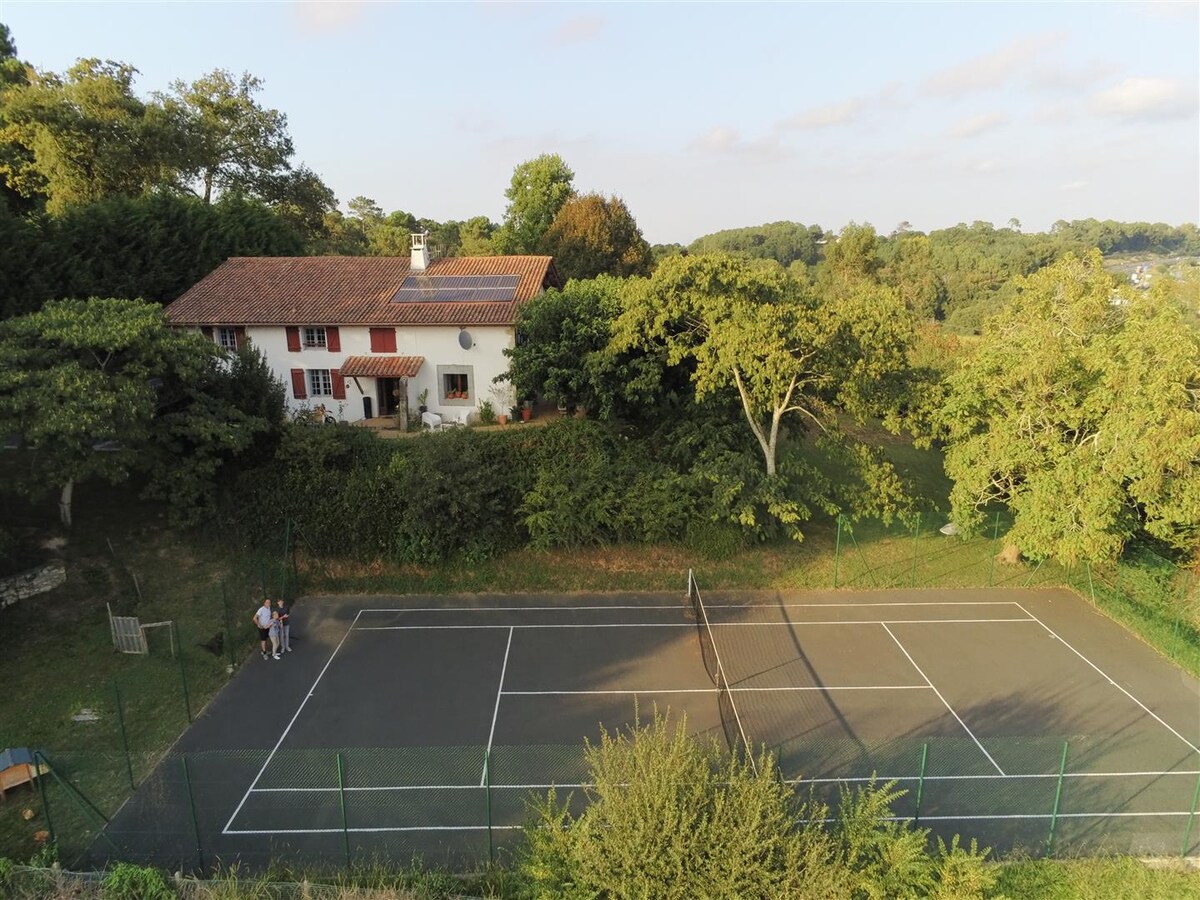 Grande ferme basque avec piscine, tennis & jacuzzi