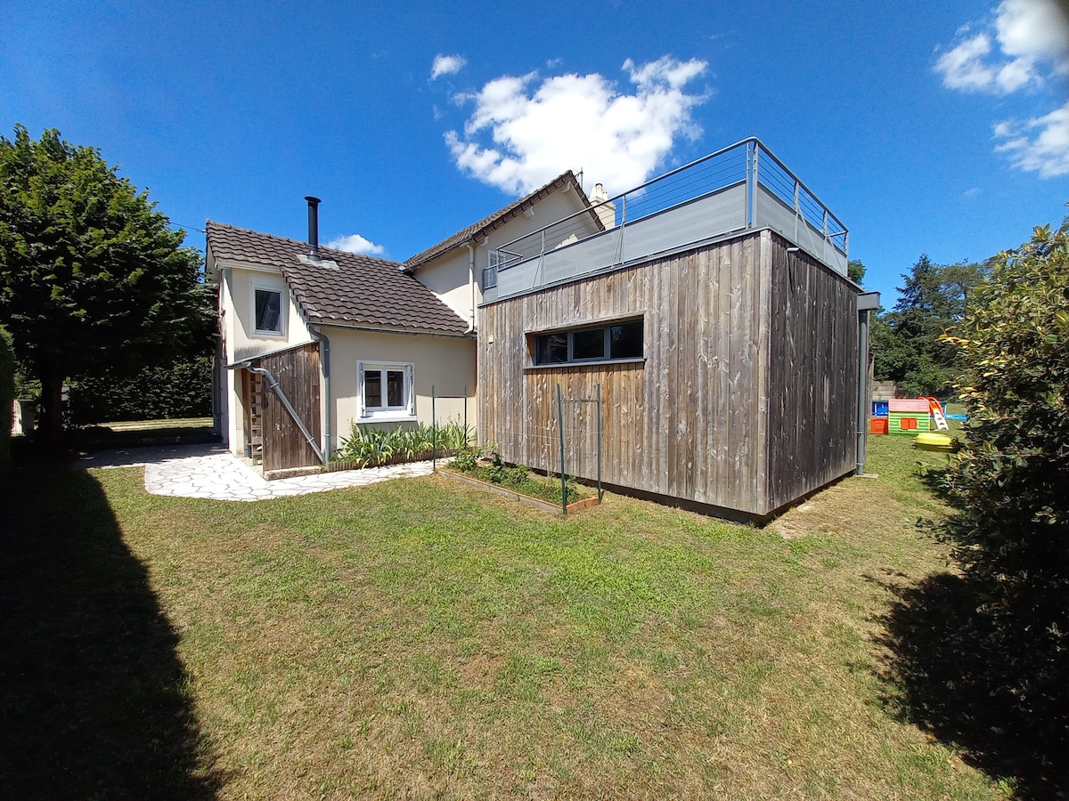 Maison atypique au calme, à proximité de la forêt