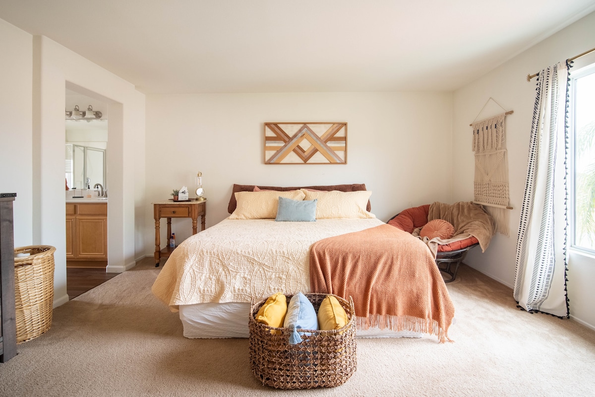 Sunset Bungalow | King bed, near trails & lake