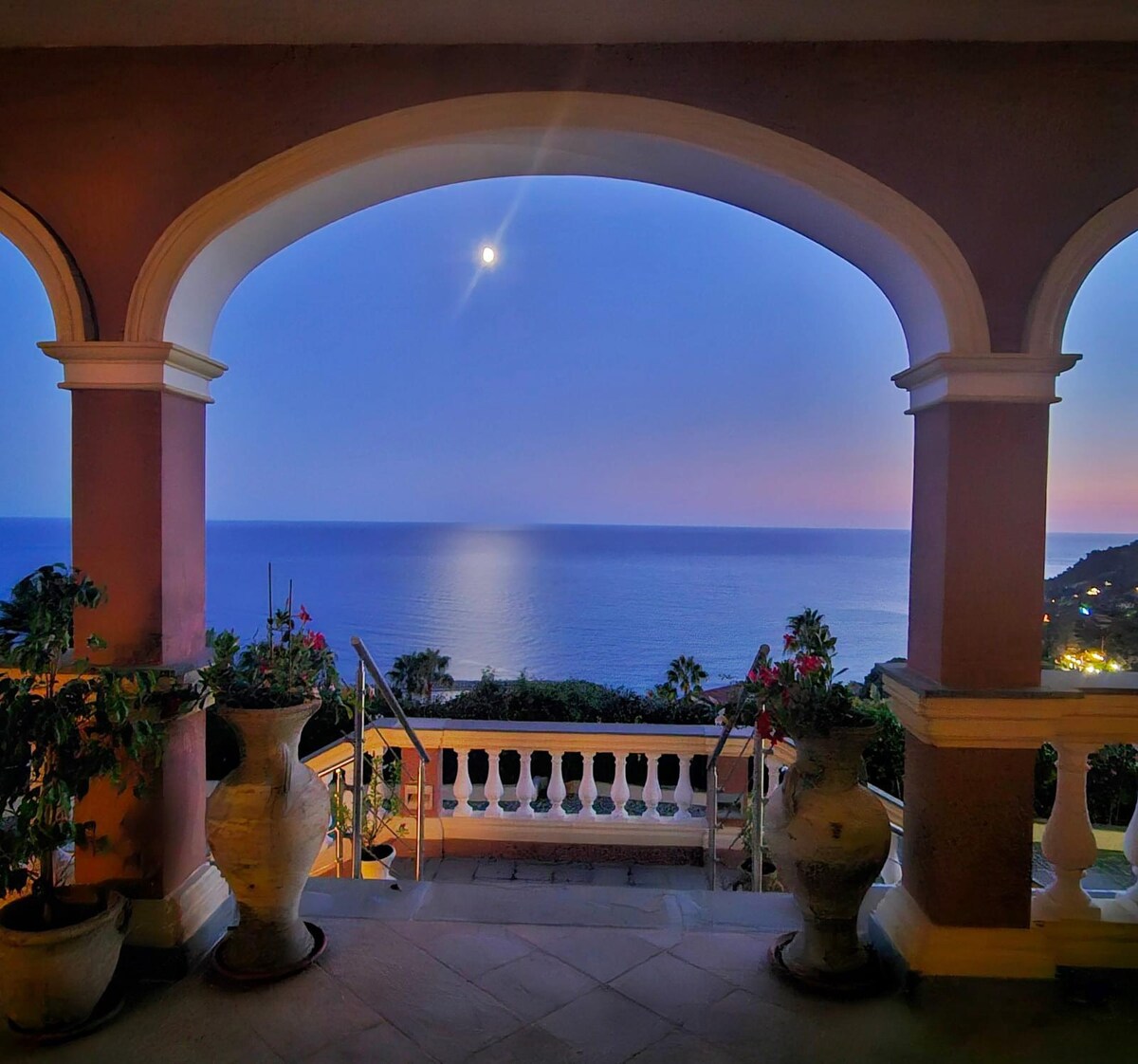 Beautiful 8 bedroom Villa overlooking the sea