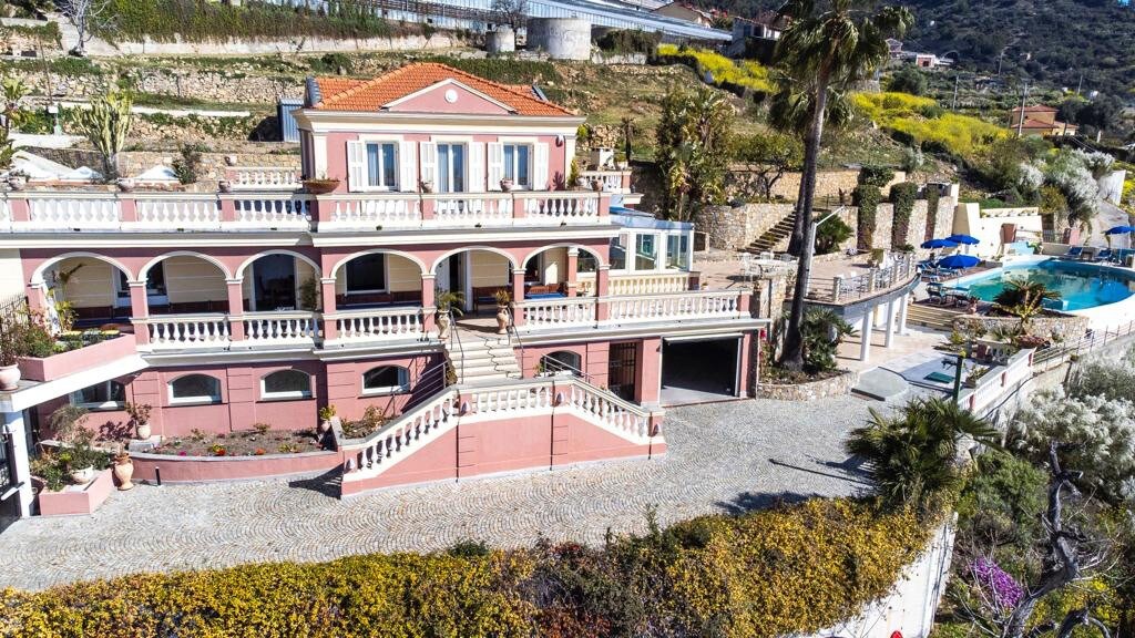 Beautiful 8 bedroom Villa overlooking the sea