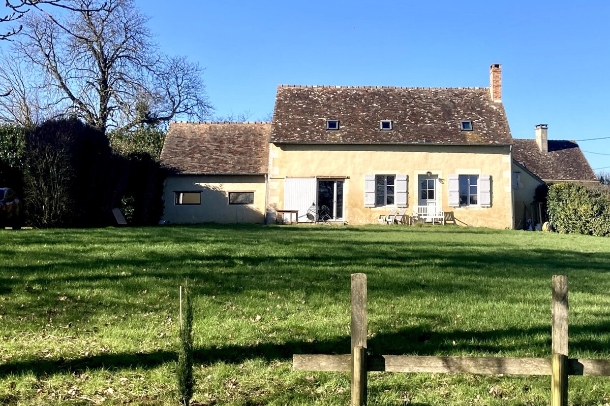 Les Morillères, ancienne ferme rénovée vue Perche