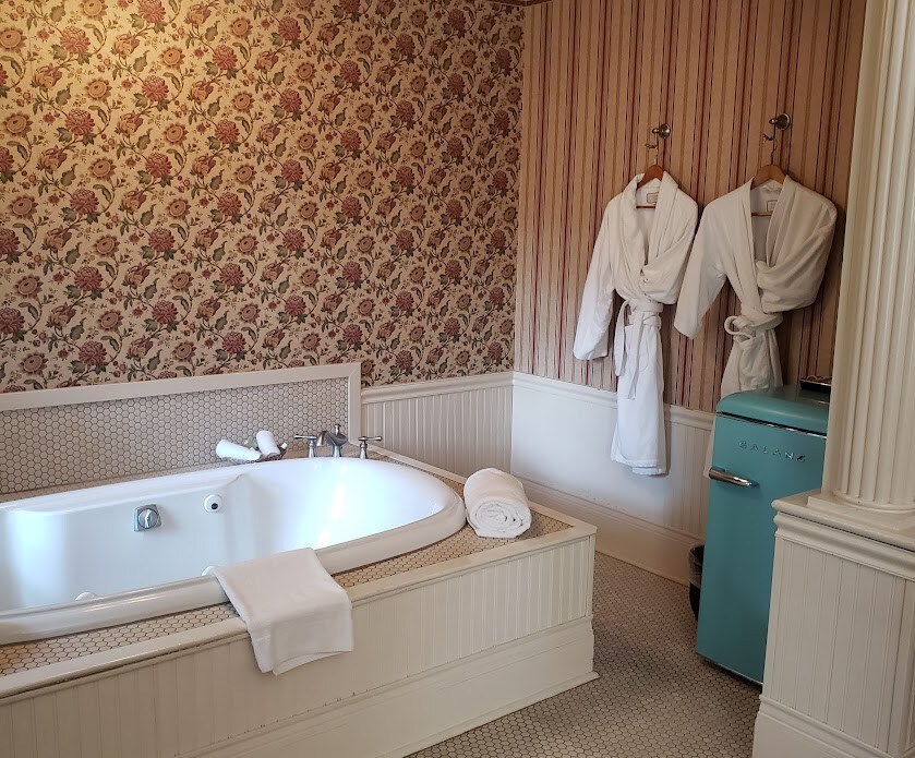 The Carriage Inn - The Copper Beech Jacuzzi Suite