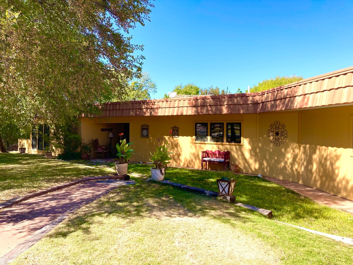 secluded 3 bedroom Ranchette w/Pool hillside Aledo