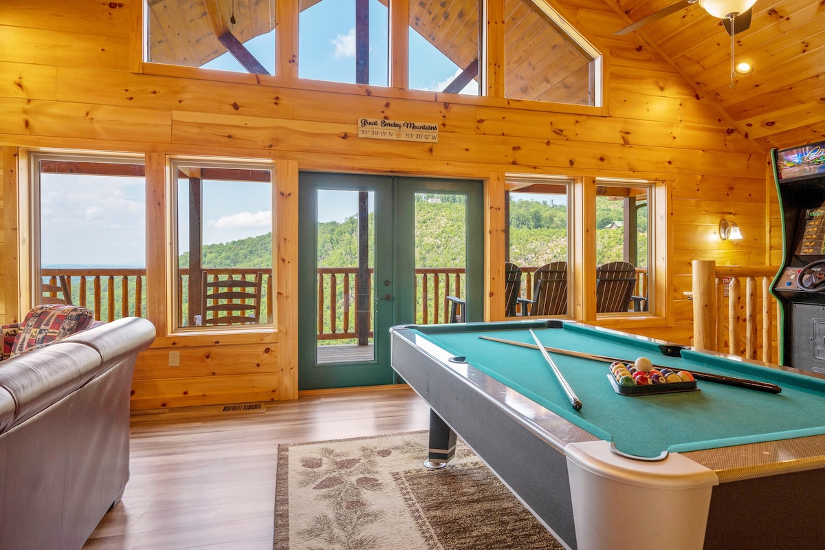 Mountain Views / Indoor Pool & Hot Tub / Location!