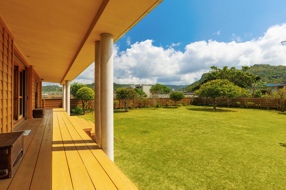 ロフト付き！約500㎡の庭一面に広がる自慢の天然芝！広々縁側から沖縄の風を感じる奥間邸！