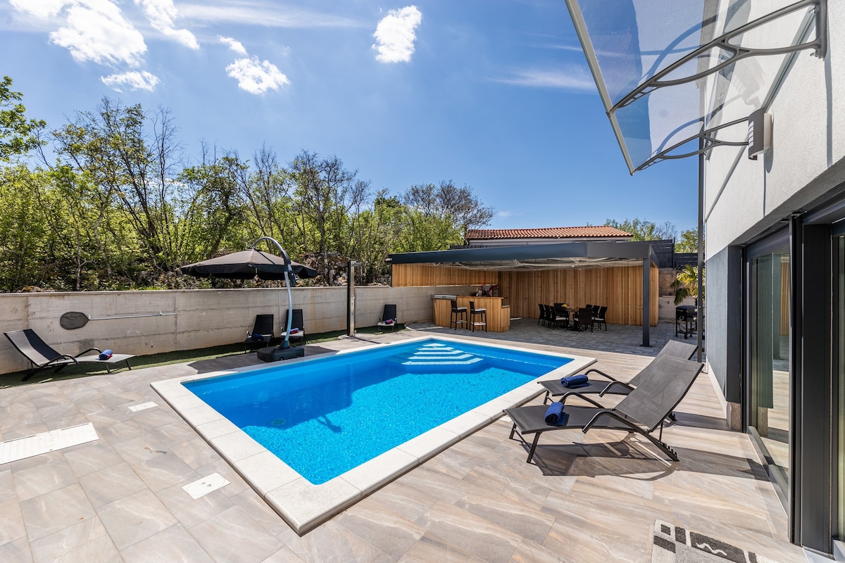 Villa George With a Heated Swimming Pool