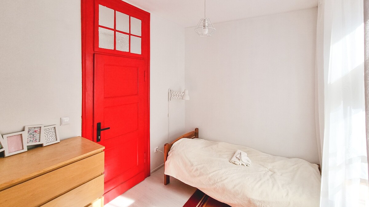 历史悠久的联排别墅中带红色门的房间